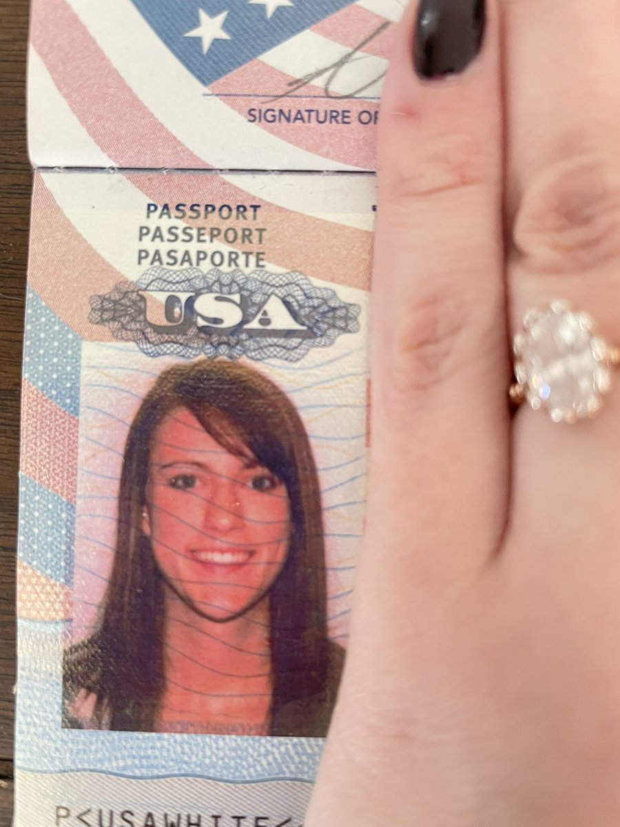 aleesha__fran's tweet photo. #2022means getting a new passport and having to say goodbye to this stunning photo.
#WhereMyBrowsAt #SideBangs #2011throwback https://t.co/CGoK1vG09w