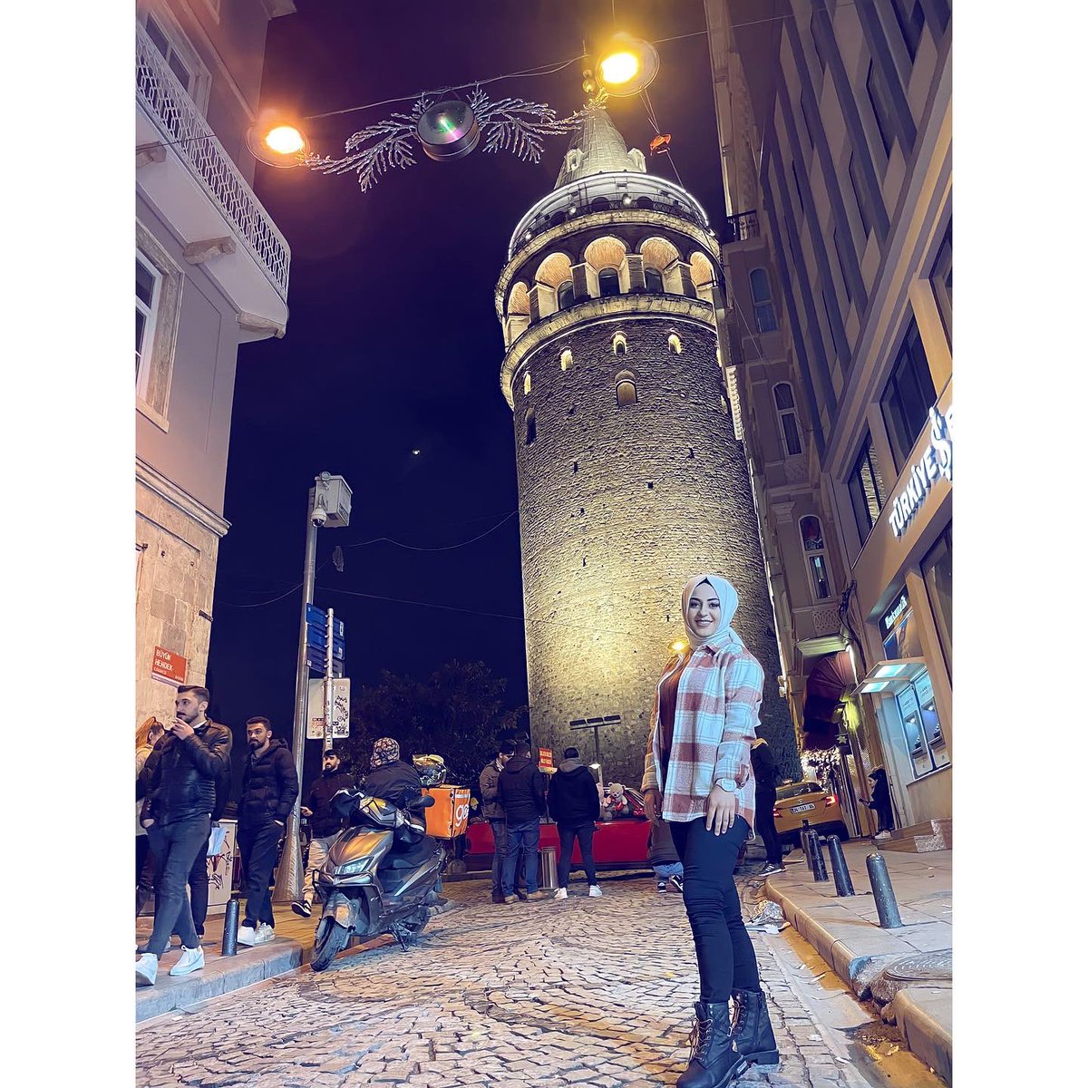 vildanpolatt's tweet photo. Şimdi Galata’da bir meyhanede
aklım o zat-ı şahanede..✨ https://t.co/bUHs9JsaiP