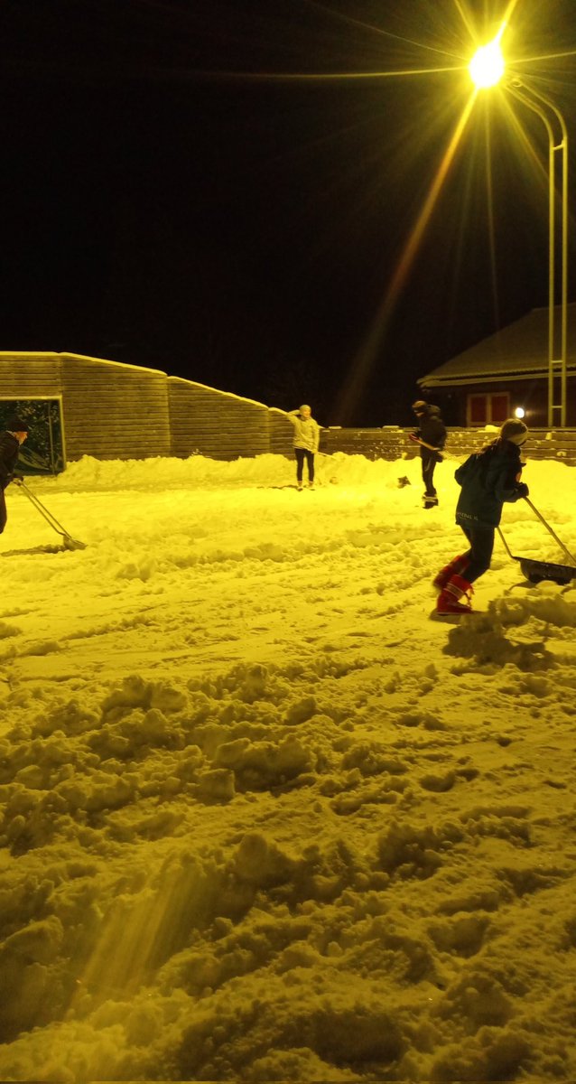 svenitch's tweet photo. Hemsedal J15 måker ballbingen fri for snø siden vi ikke får trene inne. Deres eget forslag. Stolt trener!! 😄❤️⚽ #HeiaFotball #Bredden @NettsjefLars @P3HeiaFotball https://t.co/2TOv6kY2bc