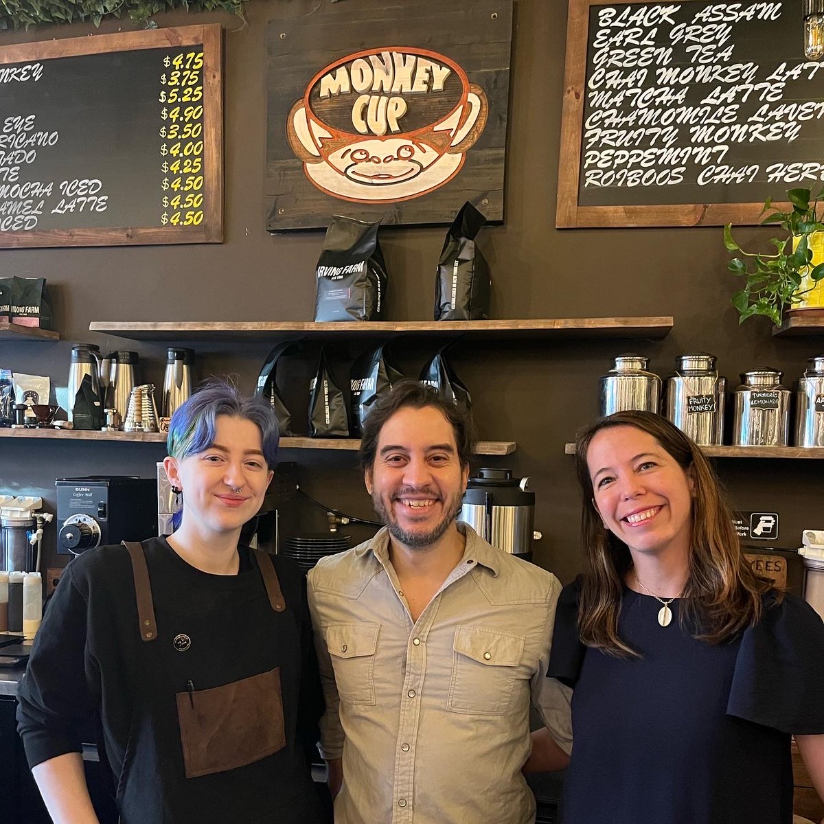 Laura (right)and Alfredo (center) came to NYC escaping from the tyranny of their government with the hope of beginning a new life in #NYC make sure you support their #local #coffeeshop #themonkeycup in #Harlem.

#roogapp #besocialshoplocal