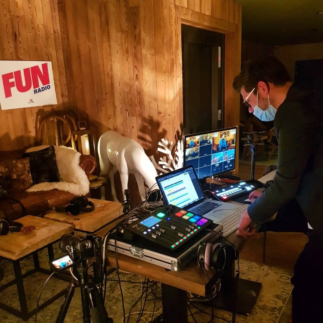 maximetorres's tweet photo. Débuter 2022 avec notre émission sur @funradio_fr🎙depuis @courchevel ✅

Bravo à @Alice_FunRadio et toute notre team 💪 

Merci à la team Fun Radio de nous suivre dans nos aventures 📻 @Jurgensen_T @__PDias__  @BrunoFONFREDE @rravanas https://t.co/UxcIc53SPC