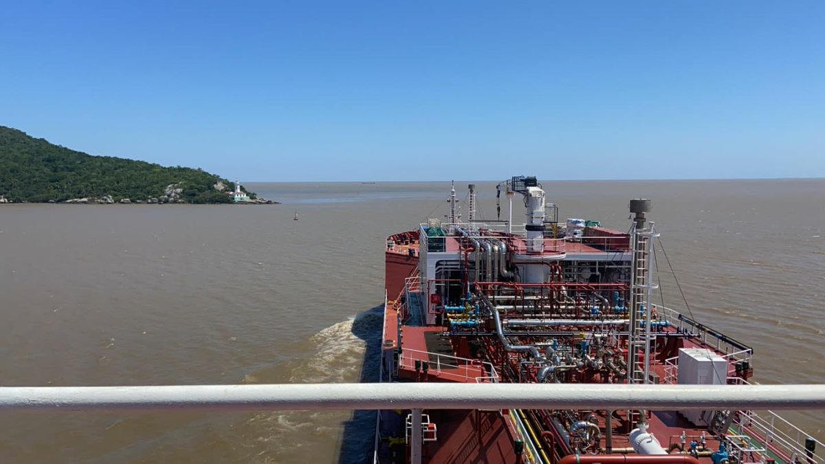 praticagemdobr's tweet photo. Farol de Itapuã, onde o Rio Guaíba desemboca na Lagoa dos Patos (RS).
📸 José Bedran Simões 

#Praticagem #ZP20 #LagoaDosPatos #PraticagemDoBrasil #Pilotage #ShipsInPics https://t.co/x6rTuLyGUQ