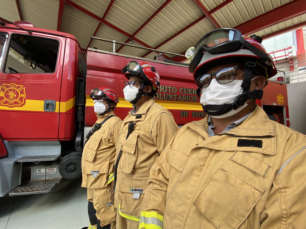 Bomberos_Cuenca's tweet photo. Hoy, el Ministro de @InclusionEc, @EstebanBernalB, realizó la entrega oficial a @Bomberos_Cuenca, de 3 unidades de atención a emergencias  (2 de abastecimiento, 1 de rescate); vehículos que durante años fueron otorgados en comodato. 🚨🚒 https://t.co/qwh4mUwXLI