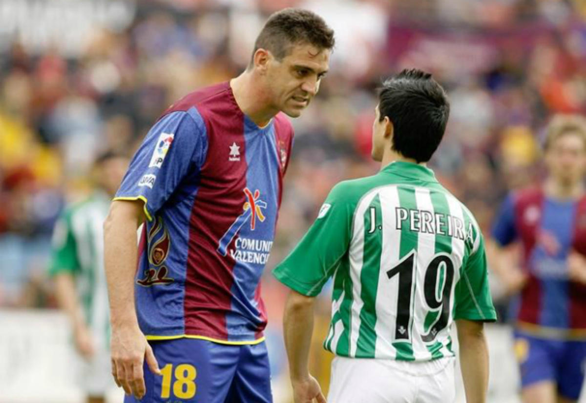 ludordie's tweet photo. RT si piensas que BALLESTEROS con 46 años y 120 KG en forma seria titular y jefe de la zaga granota en la actualidad. Del LEVANTE no se rie NADIE. #BallesterosManda https://t.co/KS0UxEOTPY
