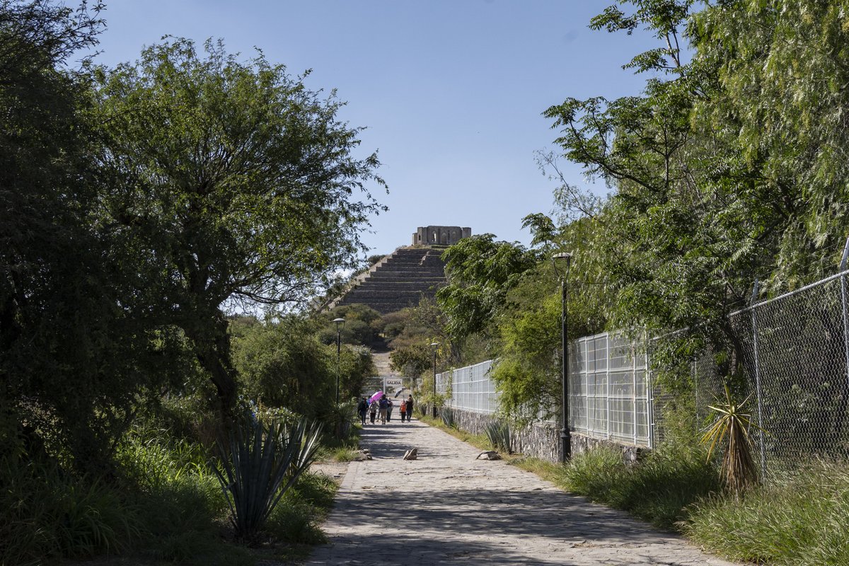 QroTravel's tweet photo. Si vienes a Querétaro, tienes que conocer la Zona Arqueológica El Cerrito. Ubicada en el municipio de  Corregidora, se conforma por el Altar de Cráneos, la Plaza de la Esculturas, la Pirámide, la Plaza de la Danza y el Altar de las Obsidianas. https://t.co/zT11pkwmfd