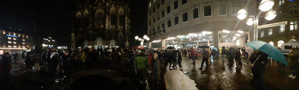 dantecologne's tweet image. #Spaziergang auch bei Regen in #Köln. Diesmal agressiver Polizei, die friedliche Menschen drangsaliert und kesselt.

Aber wir kommen wieder:
Montag - 18:00 Uhr - Dom
Für die Freiheit! 🇩🇪