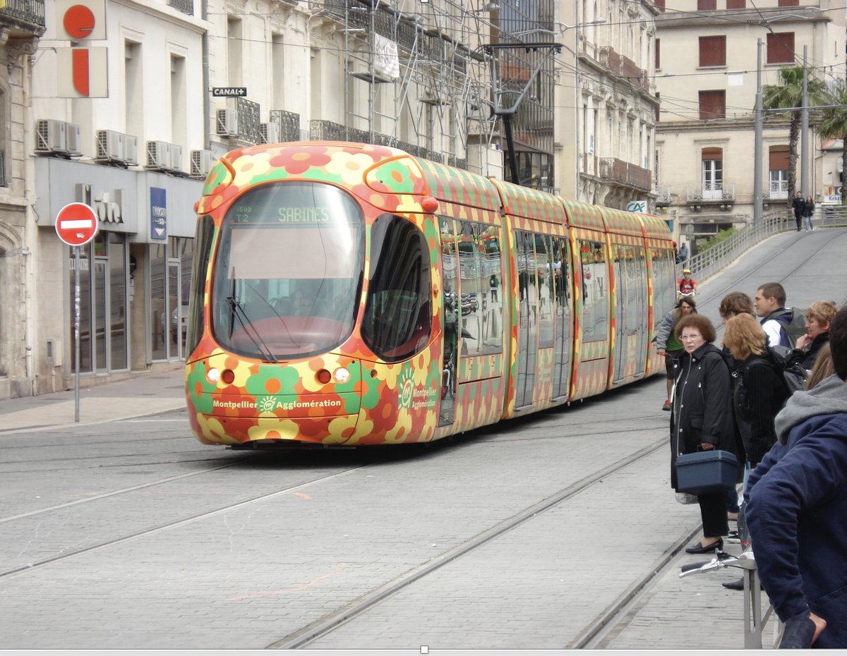 From now on, speed limit in #Bordeaux drops from 50 km/h to 30 (30 to 20 mph). Joins #Montpellier #Grenoble, #Nice, #Lille, #Nantes, 200 other cities in #France with 30 km/h limits.

This has already led to an astonishing 70% decrease in crash fatalities.
20minutes.fr/bordeaux/32089…