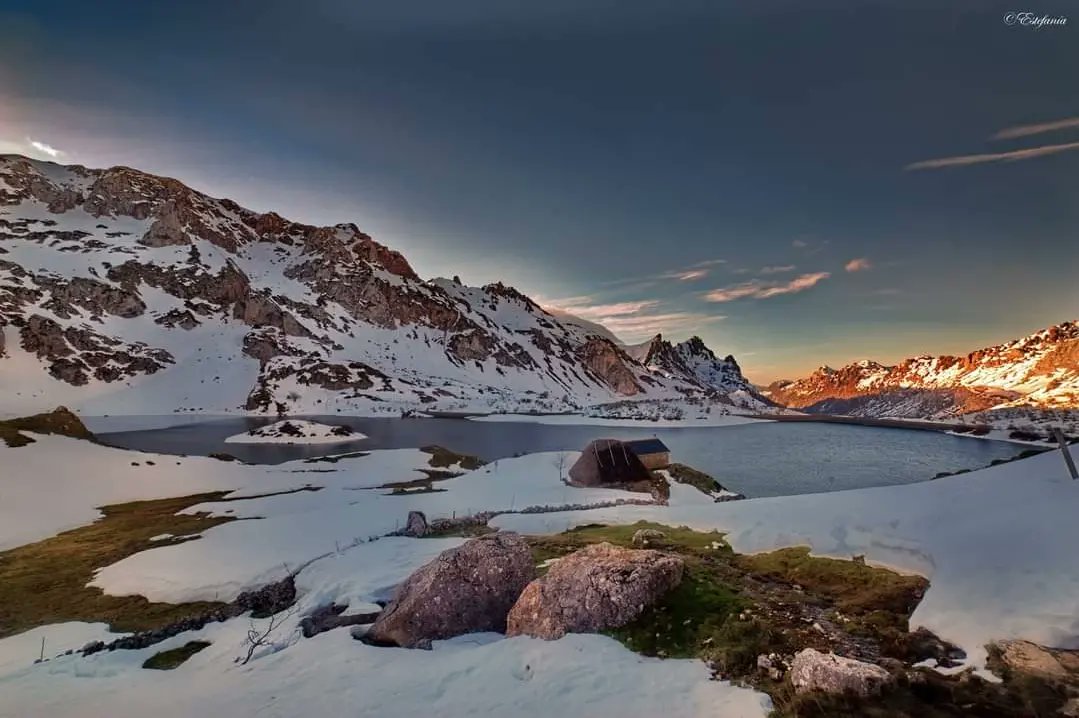OficialSomiedo's tweet photo. #Somiedo en cualquier estación, ¡pero en invierno los paisajes son de película! ✨
Si solamente conoces el #ParqueNatural en verano, no deberías perderte esto☺️
.
Gracias @estefi_rebollada por las imágenes
.
#DescubreSomiedo #ReservaDeLaBiosfera #Naturaleza #Agua #Hielo #Invierno https://t.co/n7vFFA4UTo