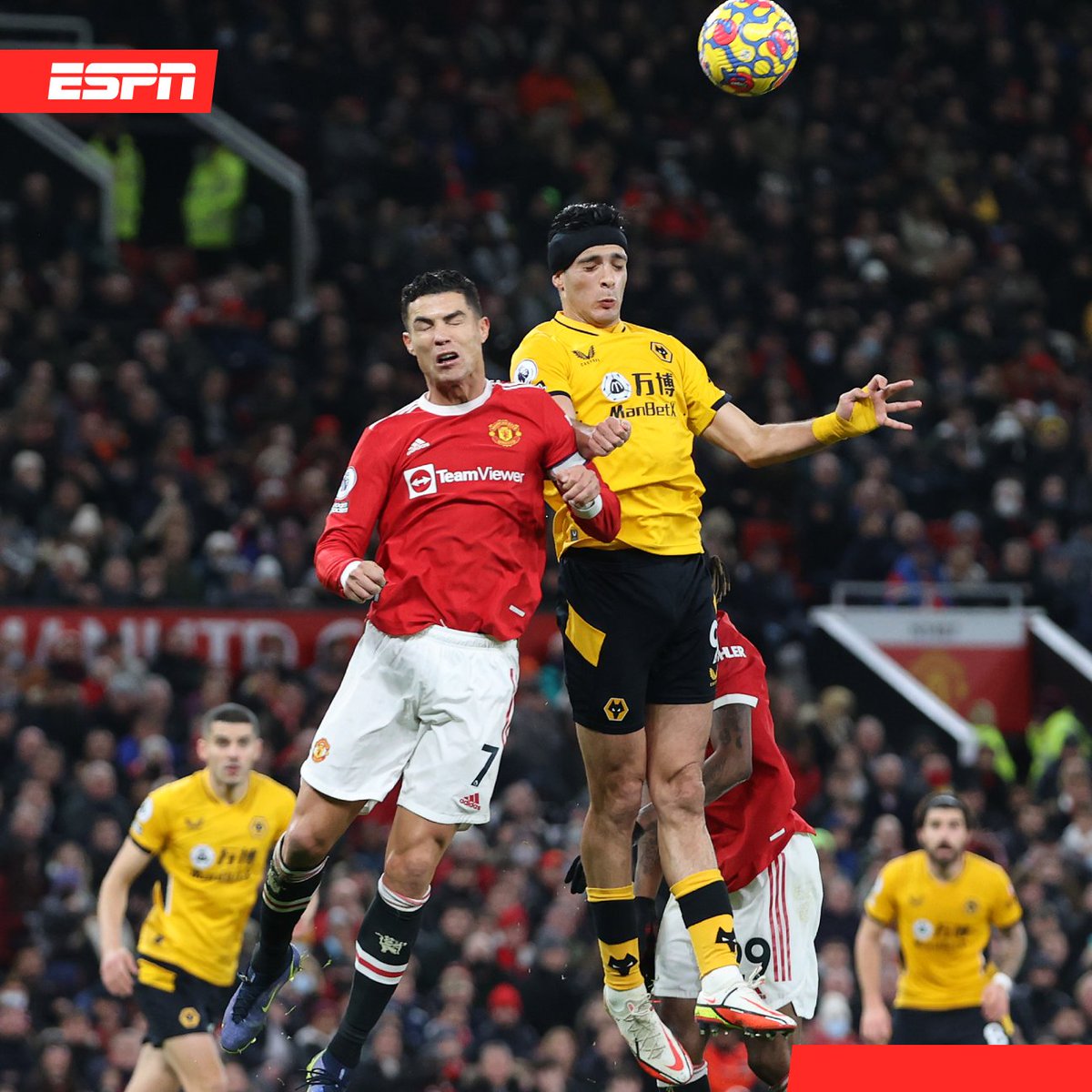 ESPNmx's tweet photo. 📸 ¡JOYA DE IMAGEN! 

🔝 Raúl Jiménez compitiendo en el aire y ganándole en el salto ni más ni menos que a Cristiano Ronaldo. https://t.co/BbPqpjie12