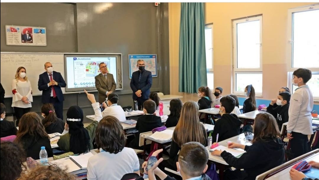 Kaymakımımız Sayın Bahri Tiryaki ve İlçe Milli Eğitim Müdürümüz Sayın Hüseyin Aydoğdu  okulumuzu ziyaret ederek, bu dönem öğrencilerimizin hizmetine açtığımız Bilişim Teknolojileri Sınıfı ve yenilenen konferans salonumuzun açılışını gerçekleştirdiler.