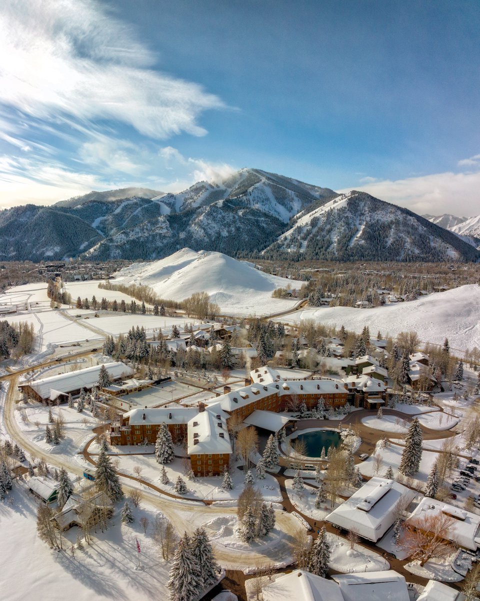 sunvalley's tweet photo. Bluebird morning for the first Monday of the brand new year! 🌞🐦 It's looking like that sunshine is trading in for some more snow this week! Keep it coming! 💪

#sunvalleyresort
#bluebird
#snowintheforecast https://t.co/u4QpwPjqAD