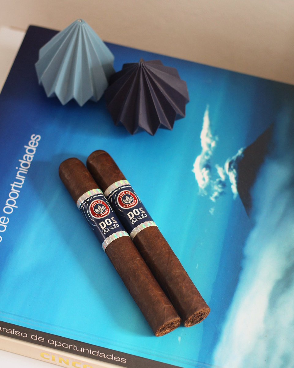 joyacigars's tweet photo. Starting the year picking the right #cigar 🙌🏽💨 

#DosCientos features a multi-origin blend with #tobacco from different Latin American terroirs and provides a distinct and intense #smoking experience

Find your nearest retailer and get your box of this one-time special edition✨ https://t.co/uyJ7M4YrNI