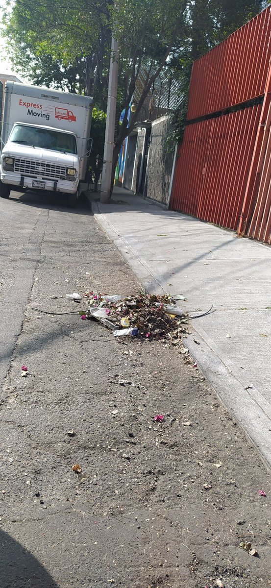 Tincitov's tweet photo. @BJAlcaldia En canarias, entre Eleuterio Mendez y Av.17 los de una empresa de mudanzas siempre dejan basura amontonada en domicilio ajeno y el de limpieza nunca pasa. Esto lleva varias semanas. Por favor, pido recolección de basura. Gracias https://t.co/KU3rBJEeBt