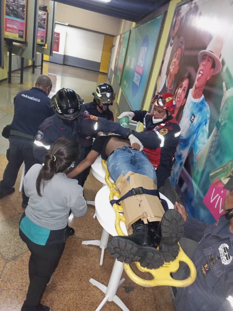 contrapuntovzla's tweet photo. #3Ene Joven se lanzó al vacío desde el último piso del Sambil
https://t.co/rdKlbXAHHm https://t.co/laHnUy9W42