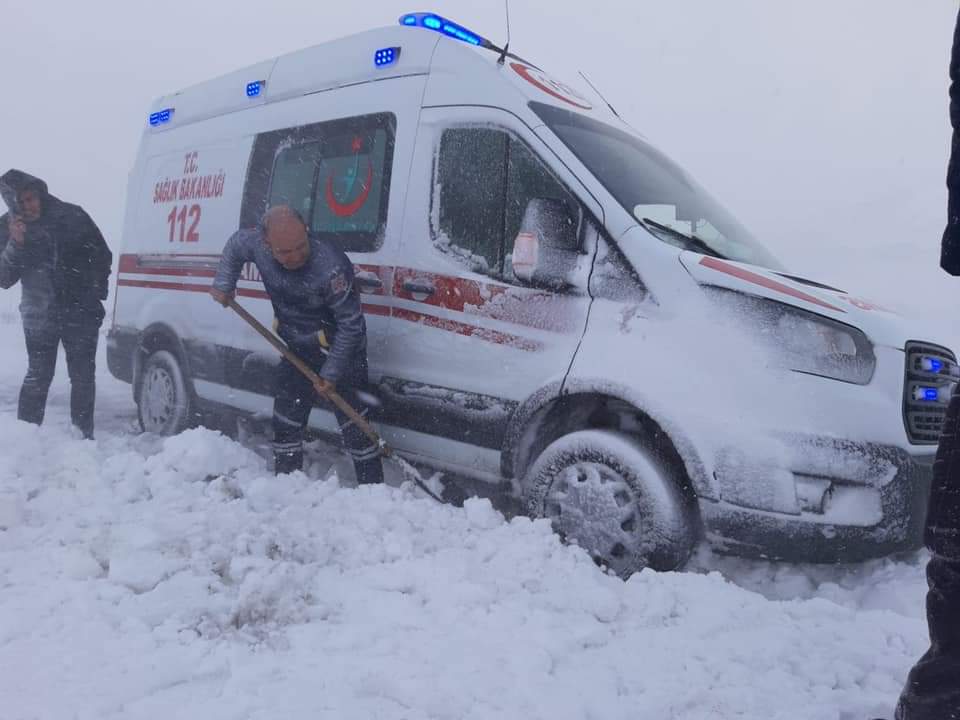 EsraGktrk11's tweet photo. Şimdi  biz masa başı memurlarla aynımıyız #SağlıkçıyaEkZam https://t.co/vdXzX1FwLq