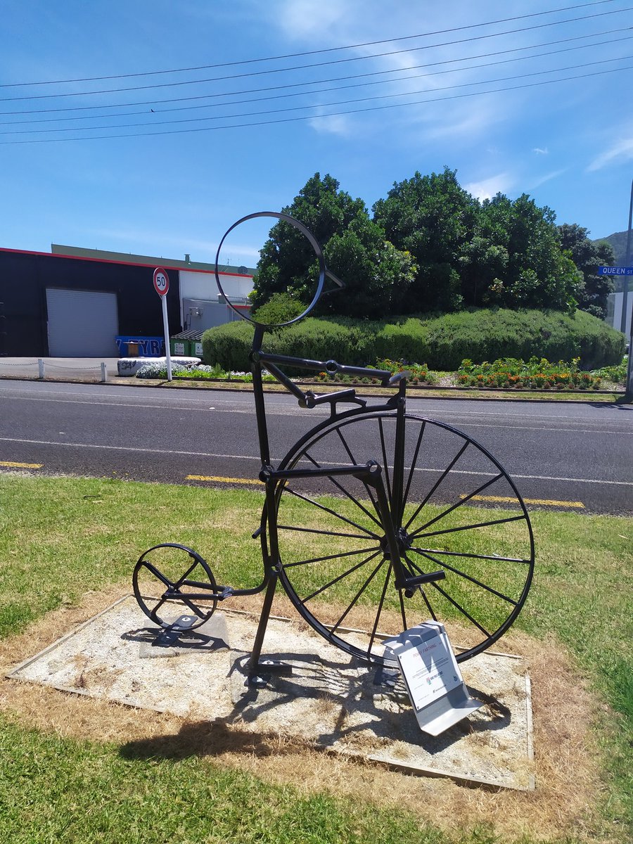 CriticalMassAKL's tweet photo. I swing in to Thames for an afternoon break, and of course have to find the best parking spot in town. #InnovatingStreets https://t.co/De1ZluRXPg