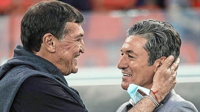 #Colón Falcioni es nuevo DT del "sabalero". Firmará contrato hasta diciembre del 2022. Estará acompañado por Pedro Monzón y Omar Piccoli como ayudantes; Gustavo Otero, Rodrigo Castellanos y Kenshi Piccoli en la preparación física. Cesar Velazquez, el entrenador de arqueros.