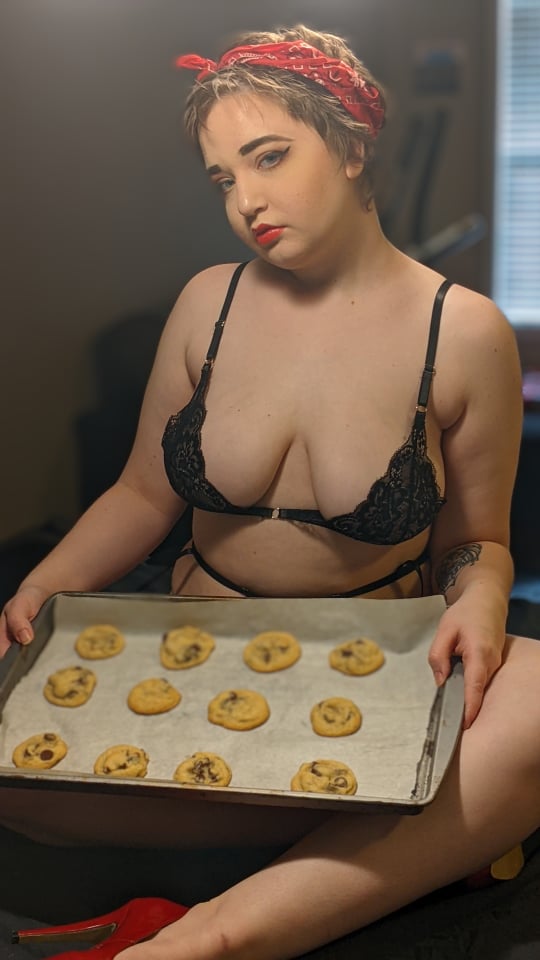 Look! I made you cookies! For more check out my link in my bio. (there may be some videos on my Pornhub and OF 😜) https://t.co/EAUVAyNUYH