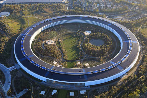 JonErlichman's tweet photo. Apple valuation          Apple valuation 
in 1977:                        in 2022:

$3 million                     $3 trillion https://t.co/NZsQXtF1SH