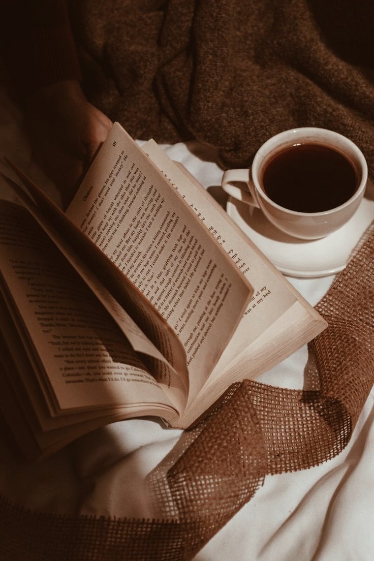 anybailarina's tweet photo. — livros lidos em 2022. 📚

“Eu vivi mil vidas e amei mil amores. Andei por mundos distantes e vi o fim dos tempos. Porque eu li.” https://t.co/wYNL4V5LRb
