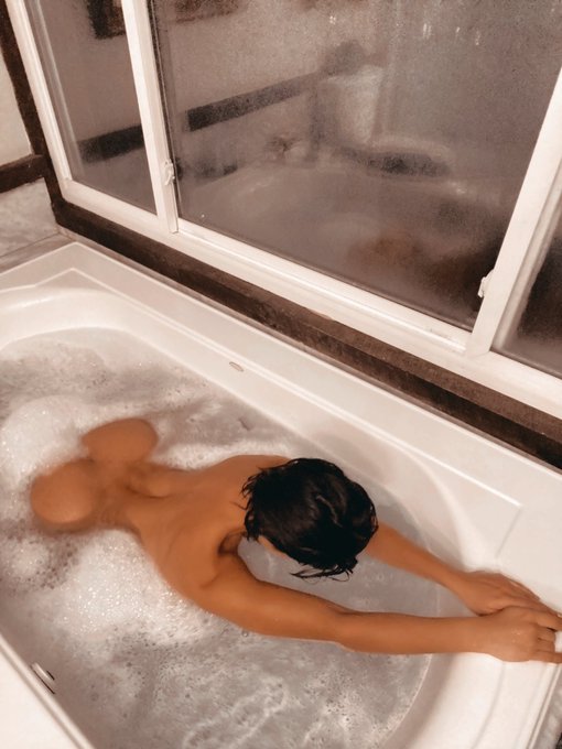 Big tub little person https://t.co/UxKHyufVSX