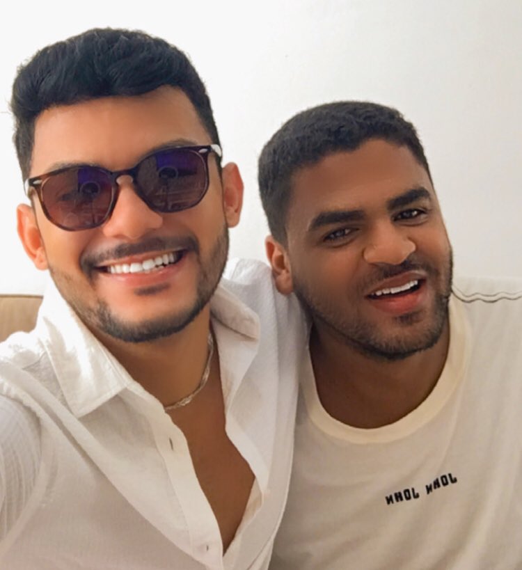 meecenas's tweet photo. Vest��gios da virada do ano ao lado do meu denguinho! ❤️ https://t.co/lTALQii6oK