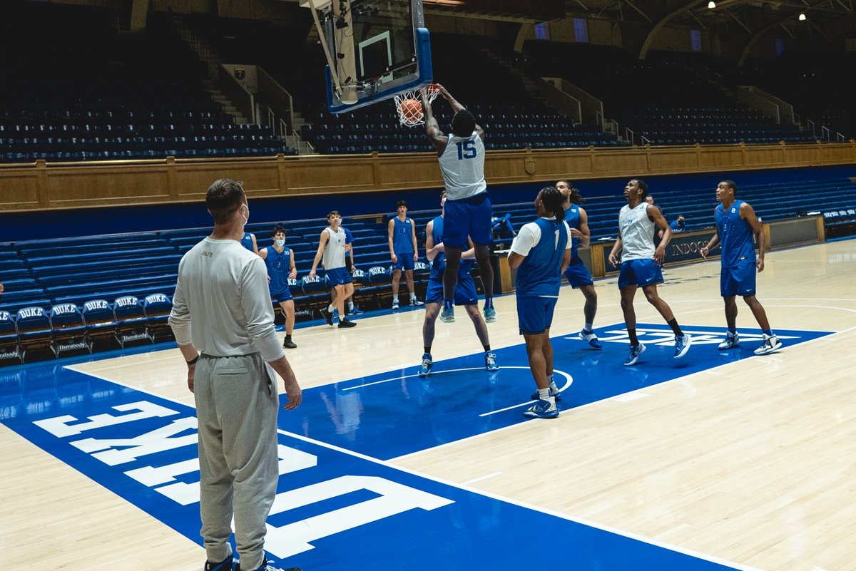DukeMBB's tweet photo. Cameron Outdoor: ❄️

Cameron Indoor: 🏀 https://t.co/MKsAcBugTR