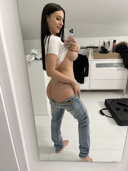 Front or Back? 😏🤓 https://t.co/lArYmnkayH