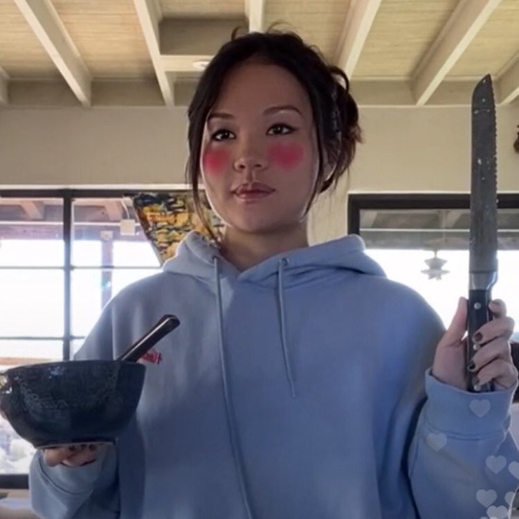 reiamimami's tweet photo. hello kitty with a bread knife https://t.co/FYX7ODKz8U