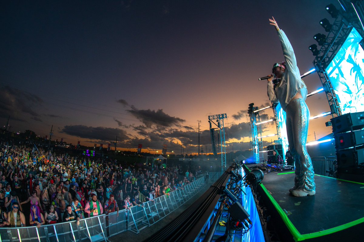 sacredsnowglobe's tweet photo. I’ll never forget playing my first sunset set on NYE 🤍 THANK YOU COUNTDOWN INVASION ✨ #SACREDSNOW https://t.co/GkPVFcfS1X