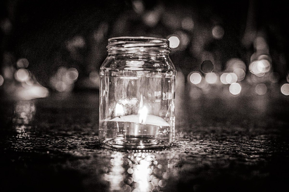 In den zwei Jahren Pandemie sind 255 Menschen in Cottbus an oder mit Corona gestorben. Das sind 255 Schicksale die hinter der Statistik verschwinden und in den täglichen Nachrichten abstrakt bleiben. Mit ca 250 Kerzen und 250 Sekunden des Schweigens 1/3