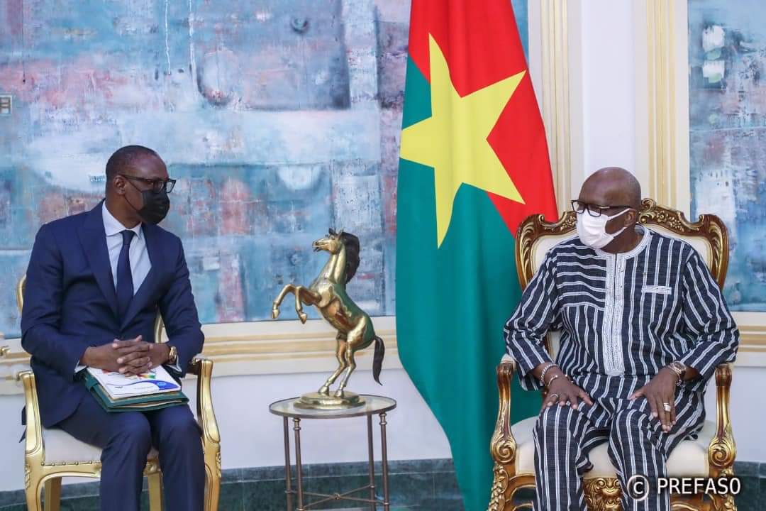 presidencebf's tweet photo. .@rochkaborepf a reçu en audience, ce lundi en fin d'après-midi, le ministre malien en charge des affaires étrangères, M. Abdoulaye Diop venu lui remettre le rapport  des assises nationales de la refondation du #Mali présenté le 30 décembre dernier #BurkinaFaso #Lwili https://t.co/RHDZumiYBt