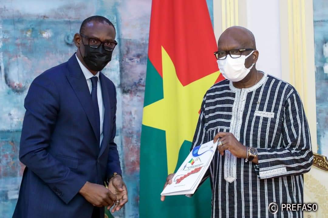 presidencebf's tweet photo. .@rochkaborepf a reçu en audience, ce lundi en fin d'après-midi, le ministre malien en charge des affaires étrangères, M. Abdoulaye Diop venu lui remettre le rapport  des assises nationales de la refondation du #Mali présenté le 30 décembre dernier #BurkinaFaso #Lwili https://t.co/RHDZumiYBt