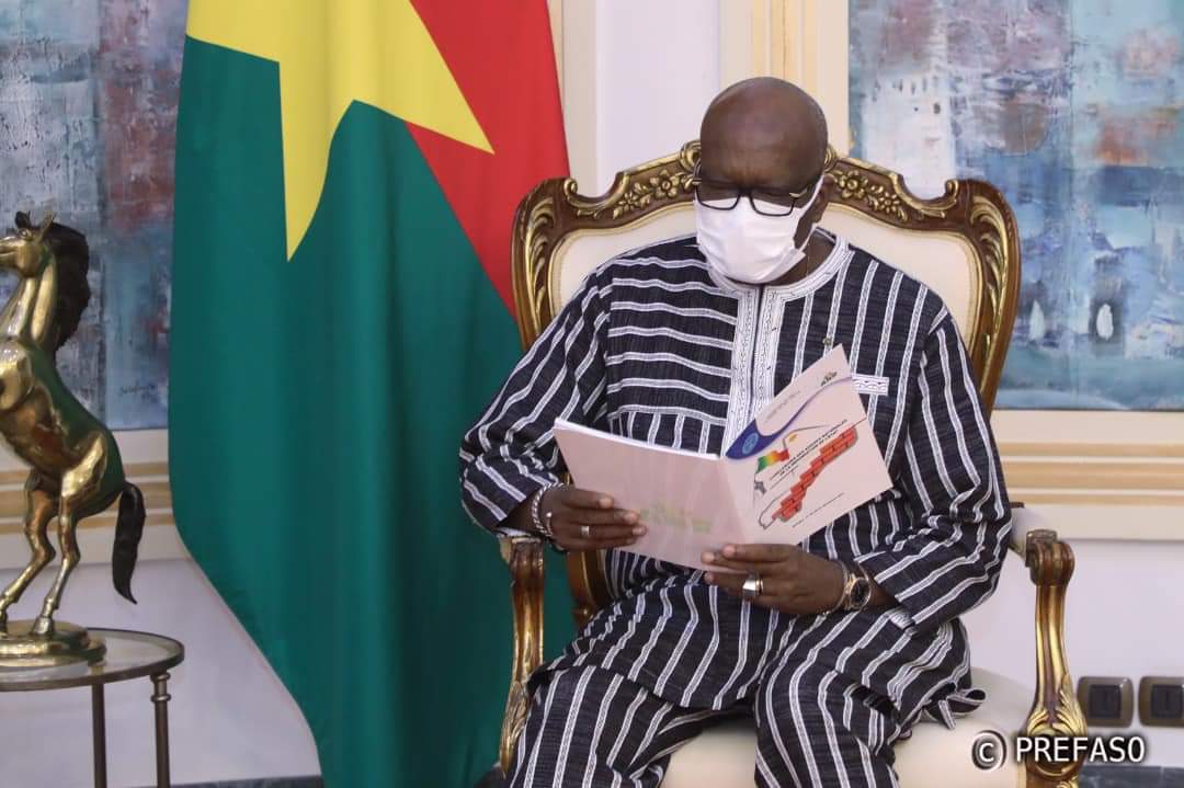 presidencebf's tweet photo. .@rochkaborepf a reçu en audience, ce lundi en fin d'après-midi, le ministre malien en charge des affaires étrangères, M. Abdoulaye Diop venu lui remettre le rapport  des assises nationales de la refondation du #Mali présenté le 30 décembre dernier #BurkinaFaso #Lwili https://t.co/RHDZumiYBt