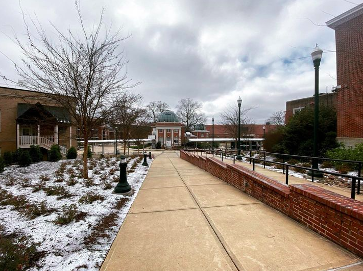 OleMissIntl's tweet photo. University offices started working again with snow on the ground😍🥶 What a way to start the new year! #snowinthesouth #snow #winterwonderland #olemiss #umisss #beautiful #oxfordms #mississippi #happynewyear https://t.co/7CLd769477