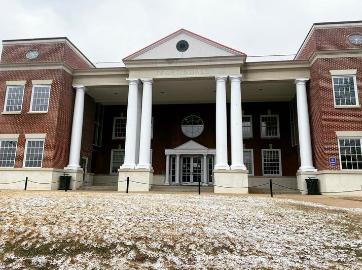 OleMissIntl's tweet photo. University offices started working again with snow on the ground😍🥶 What a way to start the new year! #snowinthesouth #snow #winterwonderland #olemiss #umisss #beautiful #oxfordms #mississippi #happynewyear https://t.co/7CLd769477