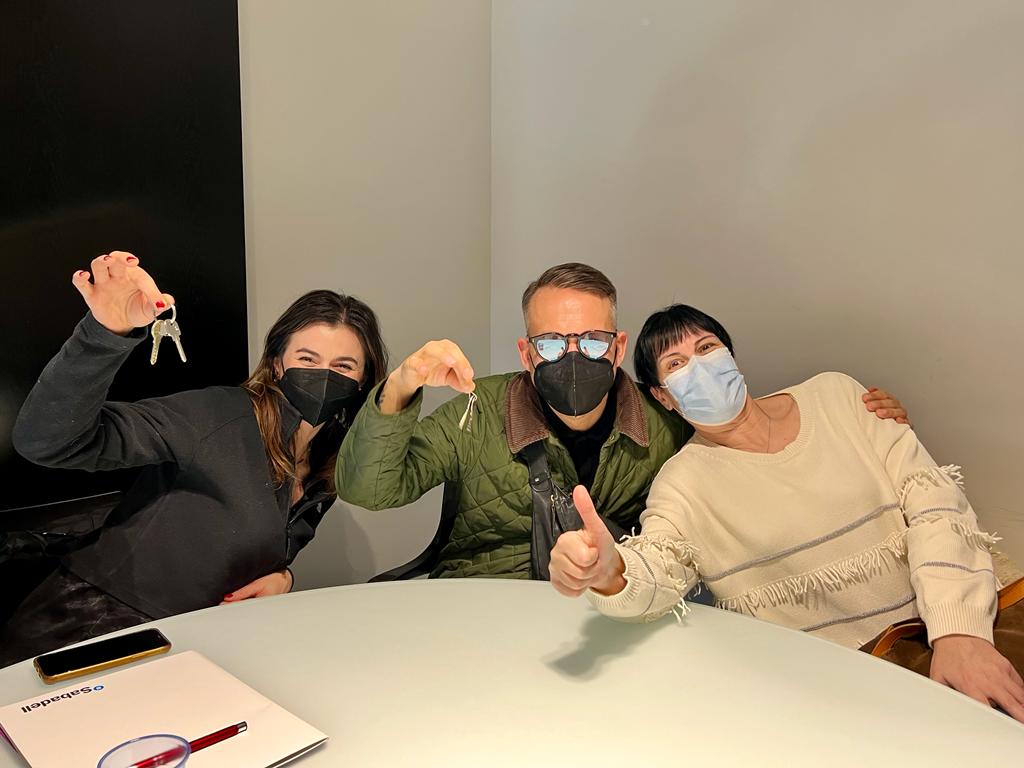 StarckEstates's tweet image. Auch während der Betriebsferien ist Starck-Estates im Einsatz 😉
So freuen wir uns mit unseren polnischen 🇵🇱 Käufern zum Erwerb einer Altbauwohnung in Pego 😍 
Und auch unsere Verkäuferin ist total happy das ihr Objekt in gute Hände gekommen ist. 👌

👉starck-estates.com/.../wohnung.../