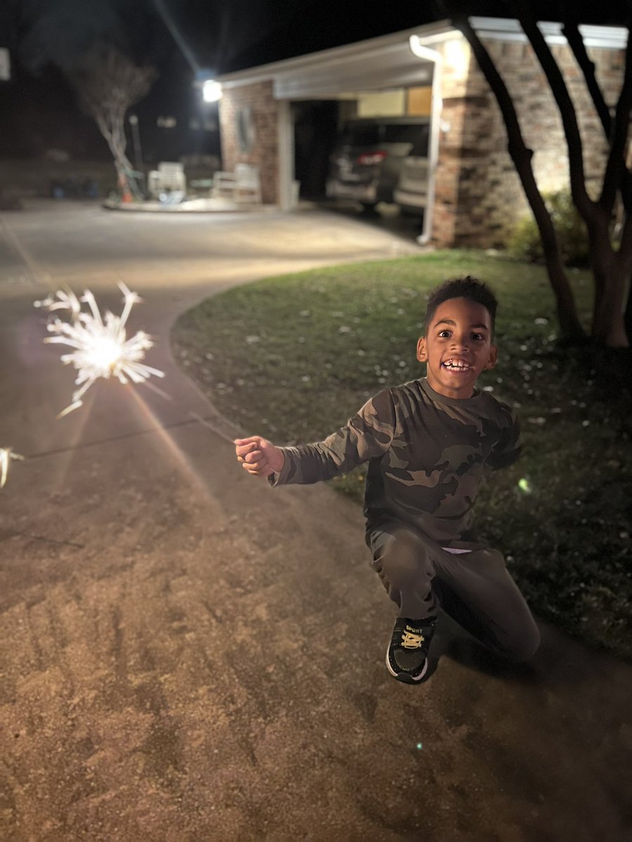 DillELAR_Prep's tweet photo. NYE with friends and family. #hadablast#literally#foodandfireworks https://t.co/CjKLX1uxU6