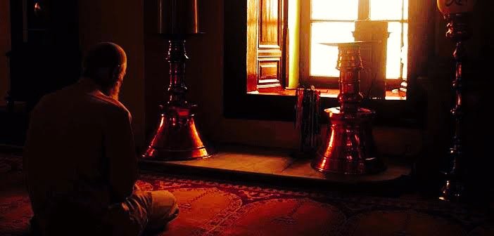 Servet ile biz sanırdık ki, rahat artar.

Rahat ile umardık ki, taat (ibadet) artar.

Bulduk bir ehli tahkik, sorduk hakikatinden;

Dedi: "Servetle gaflet, rahatla illet artar."