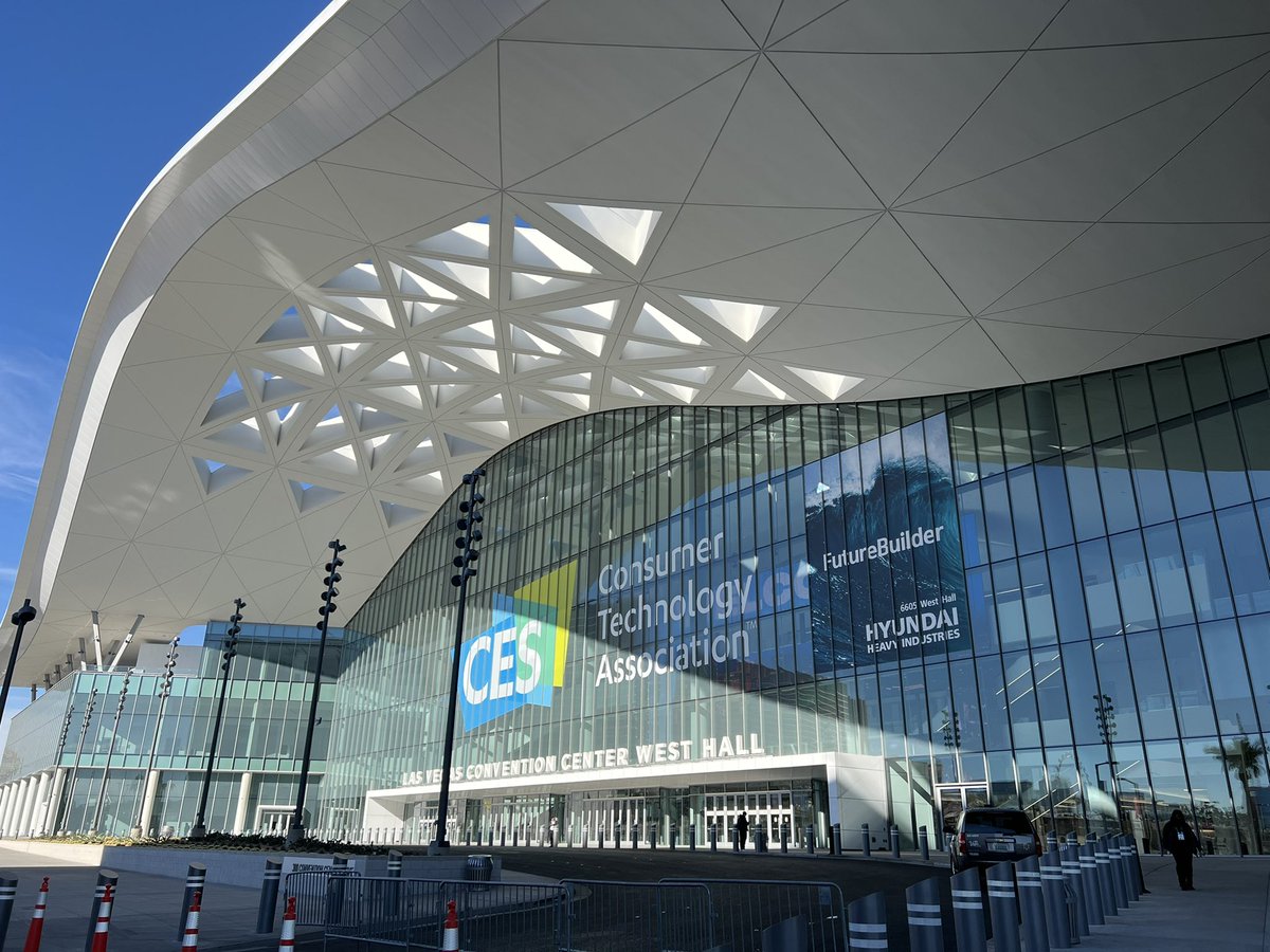 briantong's tweet photo. It's officially OFFICIAL! I'll be hosting #CES2022 This brand new West Hall is so fresh and and so clean! See you here 💪🔥🔥🔥 https://t.co/LMCMKeQ9gc