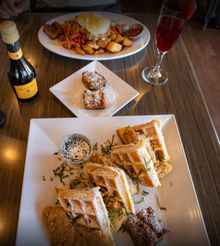JETRUNWAYCAFE's tweet photo. Not sure which view we like better... planes taking off, or the delicious brunch plates 👀
Why not bot? Join us at JET, where all meals come with a view! 🤩✈️😋
#jetrunwaycafe #jetyourlife #readyjetgo #breakfast #brunch #lunch #view #aviation #waffles #mimosa https://t.co/55S0w8I9UR