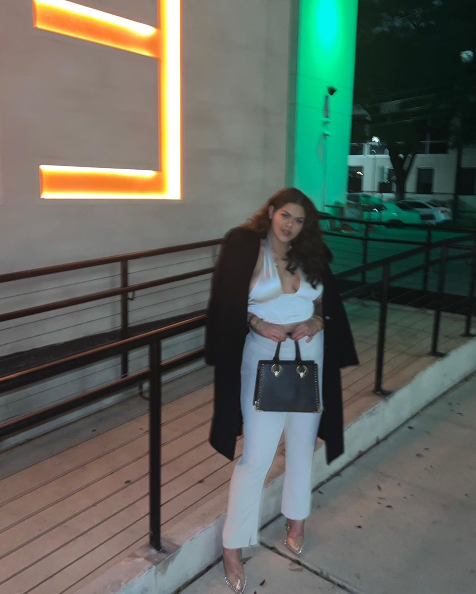 DayDay_gz's tweet photo. That’s her 😍 https://t.co/Gmk0BkMlmM