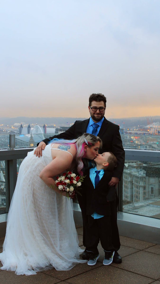 baddddwolf's tweet photo. Here are some photos from my wedding in December. Because why not?
Photos by @Disneygeek1997
#Seattle #seattlewedding #MondayMood https://t.co/DAjUxAaBgK