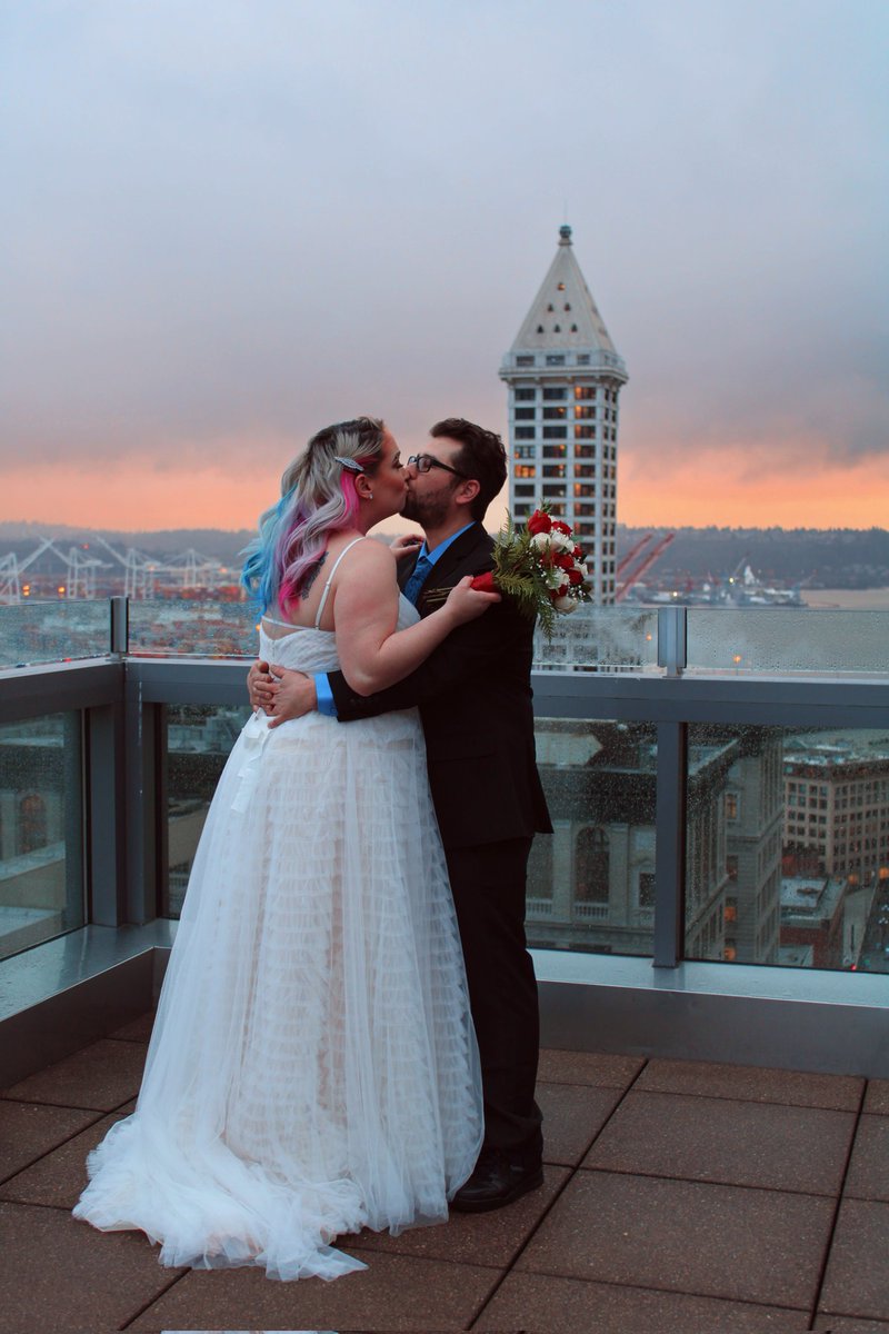 baddddwolf's tweet photo. Here are some photos from my wedding in December. Because why not?
Photos by @Disneygeek1997
#Seattle #seattlewedding #MondayMood https://t.co/DAjUxAaBgK