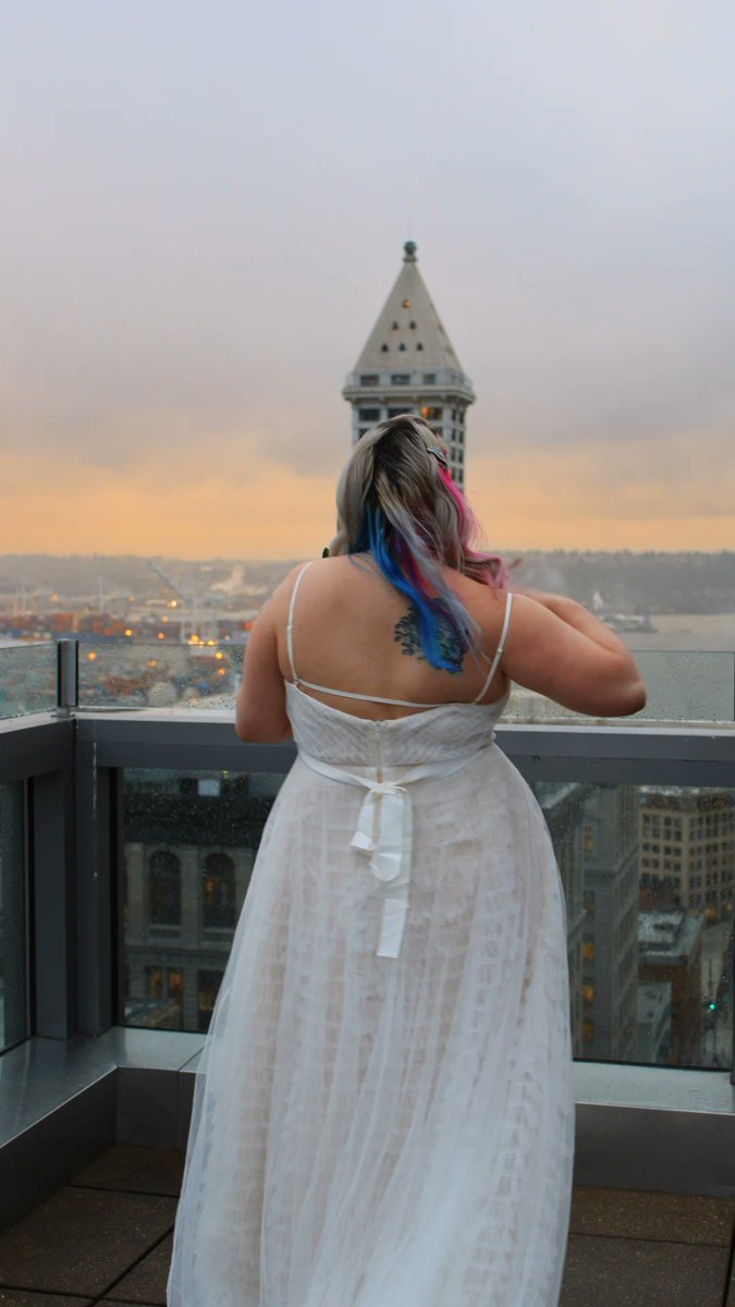 baddddwolf's tweet photo. Here are some photos from my wedding in December. Because why not?
Photos by @Disneygeek1997
#Seattle #seattlewedding #MondayMood https://t.co/DAjUxAaBgK
