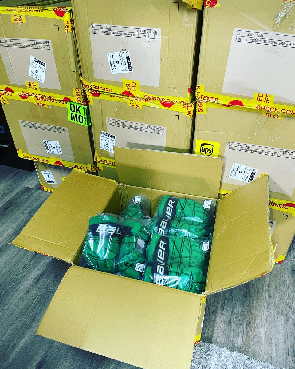 DSEHC's tweet photo. Just when you thought Christmas was overβ¦
The. Green. Gloves. Are. In. ππ€
#GoElite #elitedna #GreenHelmets #GreenGloves https://t.co/j8uX2TDuCI