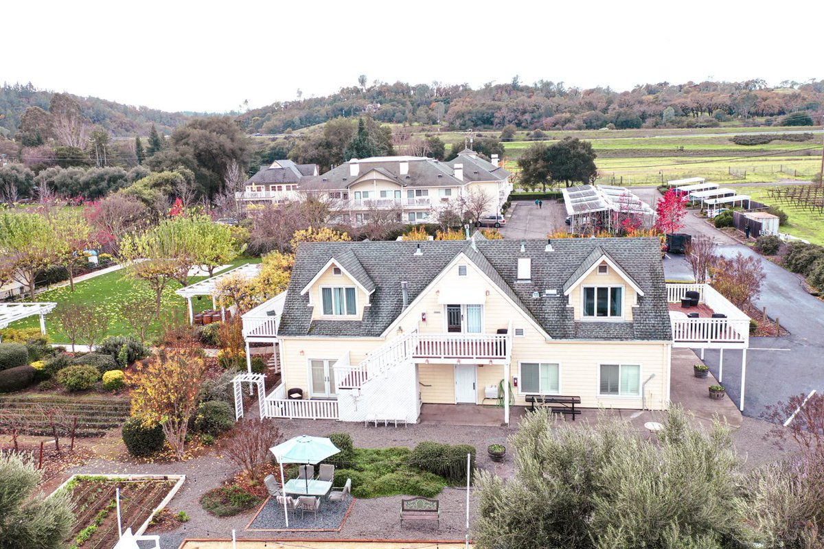 Some say that their favorite time to visit Sonoma County is in the winter months when wineries and local attractions can offer even more personalized experiences to guests. Save 15% off Sundays through Thursdays with our "Winter Getaway" package.  
reservations.travelclick.com/86285?HotelID=…...