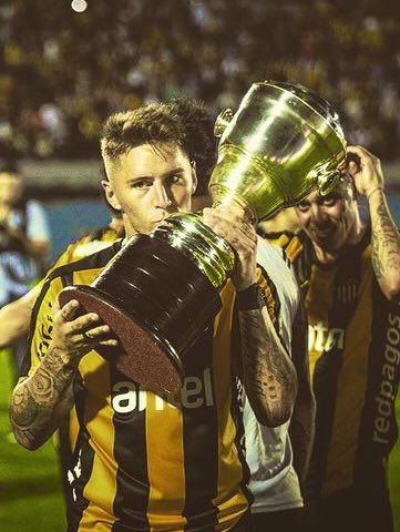 noticias_1891's tweet photo. Diego Alonso el nuevo DT de la selección uruguaya, se reunió con 3 jugadores en el Complejo Celeste.

Los jugadores eran:
Diego Godin 35 años 
Giorgian De Arrascaeta 27 años
Y lo que sorprende acá es que también estaba Guillermo Varela de 28 años, ex jugador aurinegro. https://t.co/uqLKI9HBSy