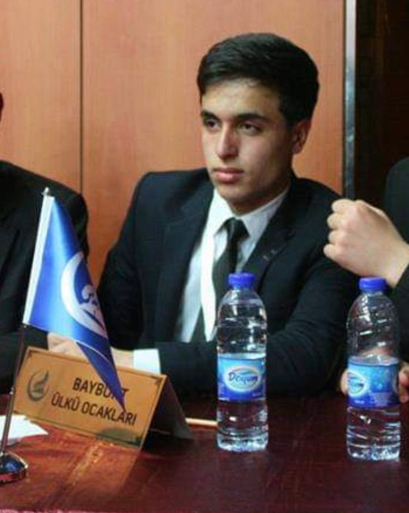 OzgurrGundem's tweet photo. HDP’ye silahlı ve bıçaklı saldırıda bulunan Muhammed Eren Sütçü, çıkartıldığı mahkeme tarafından serbest bırakıldı.

Polisin "serserinin biri" dediği saldırgan Muhammet Eren Sütçü'nün, sosyal medya paylaşımlarında, Ülkü Ocakları'nda çekilen fotoğrafları ortaya çıktı. https://t.co/XUryb5ZSSa