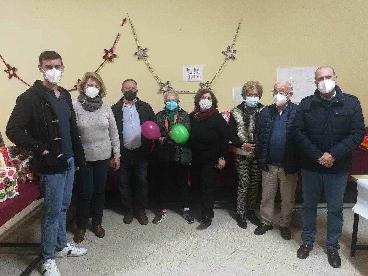 HdadPinoMontano's tweet photo. Hoy se han entregado los regalos de Reyes a todos los niños de Cáritas Parroquial de San Isidro Labrador.

Agradecemos la colaboración de @corraldebelen y @SOSANGELES1. https://t.co/XQiPBjBdhg